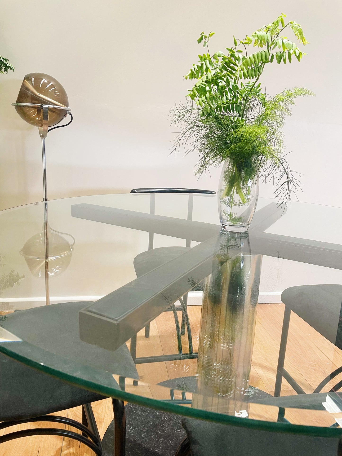 Circular glass Italian dining table with Dutch sci-fi lamp